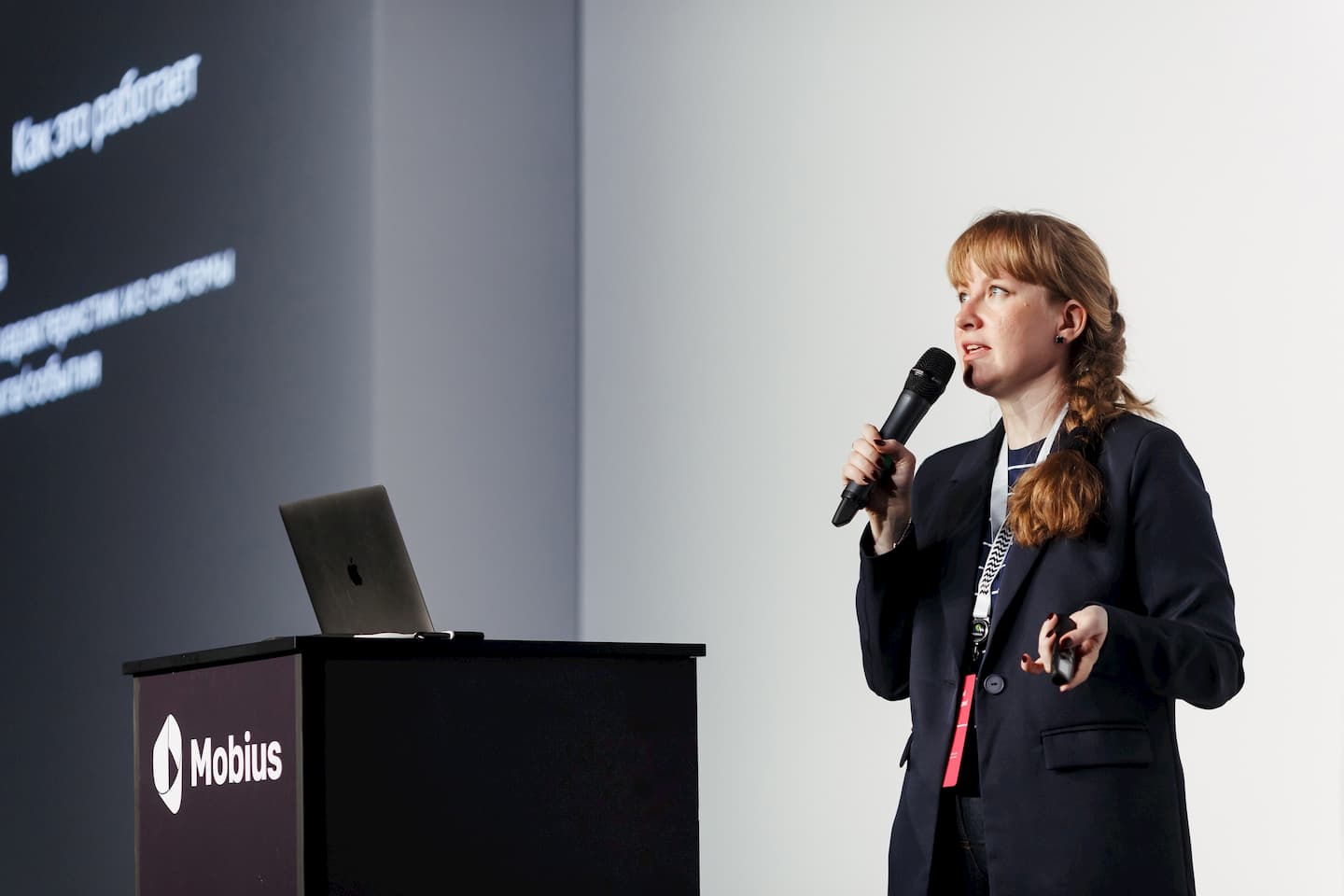 Эксперт «Юзтех» выступает на сцене конференции с презентацией