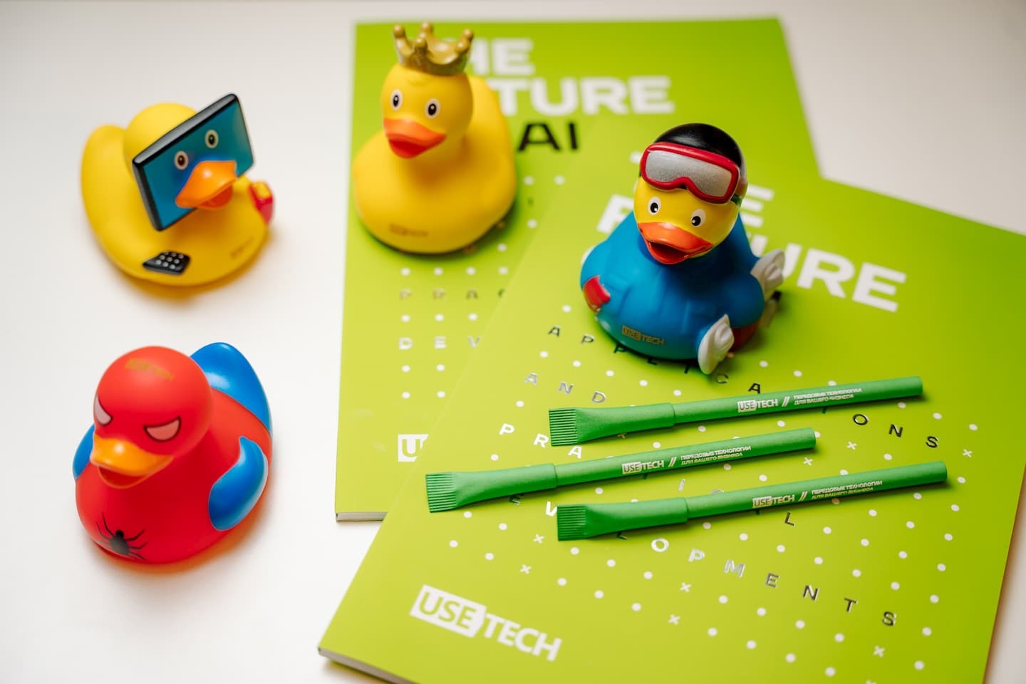 Брендированный мерч «Юзтех»: уточки, блокноты и ручки на рабочем столе
