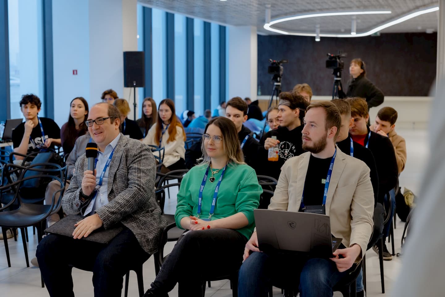 Аудитория «Юзтех» на профильном мероприятии во время дискуссии