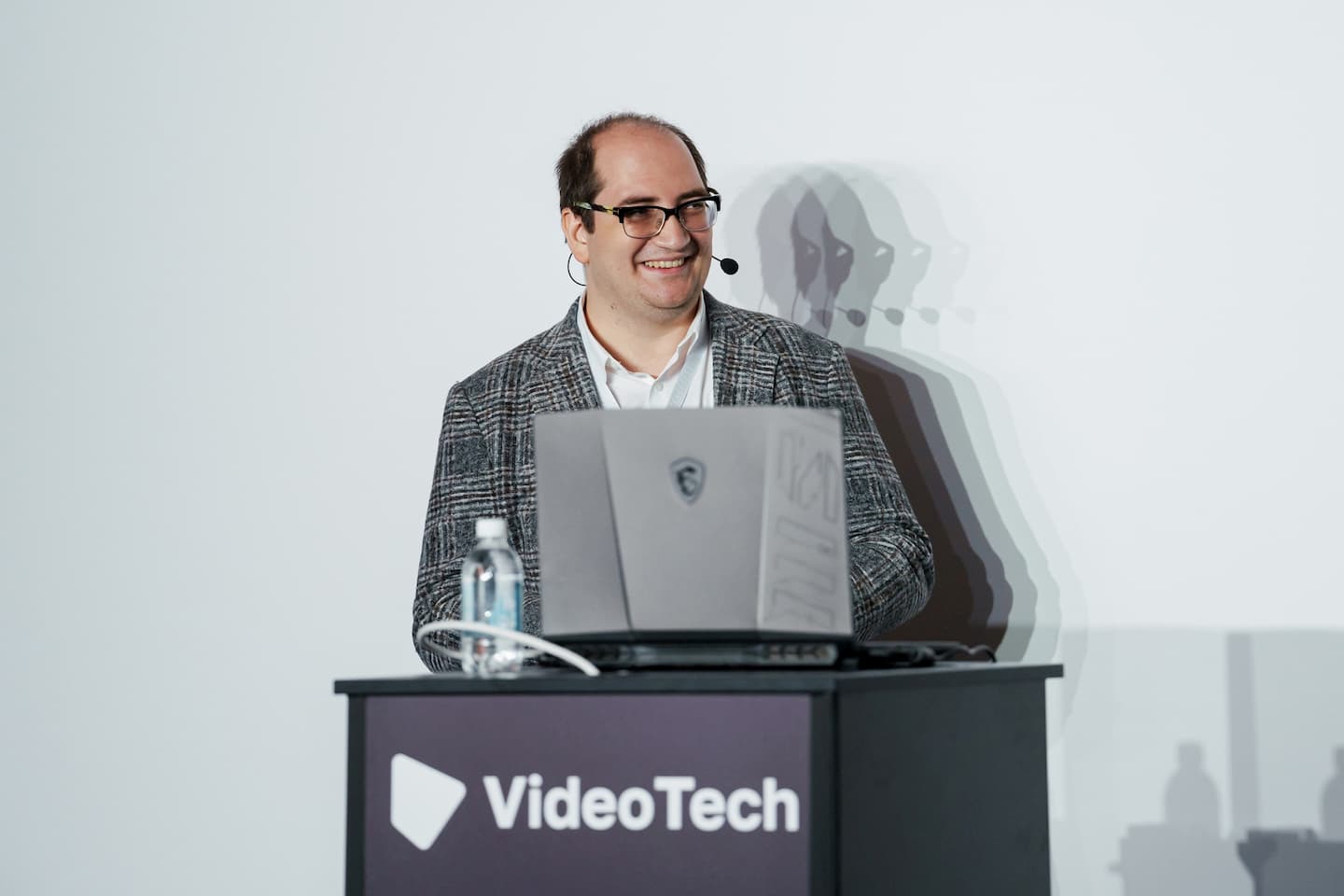 Спикер «Юзтех» у стойки VideoTech в рамках отраслевой конференции