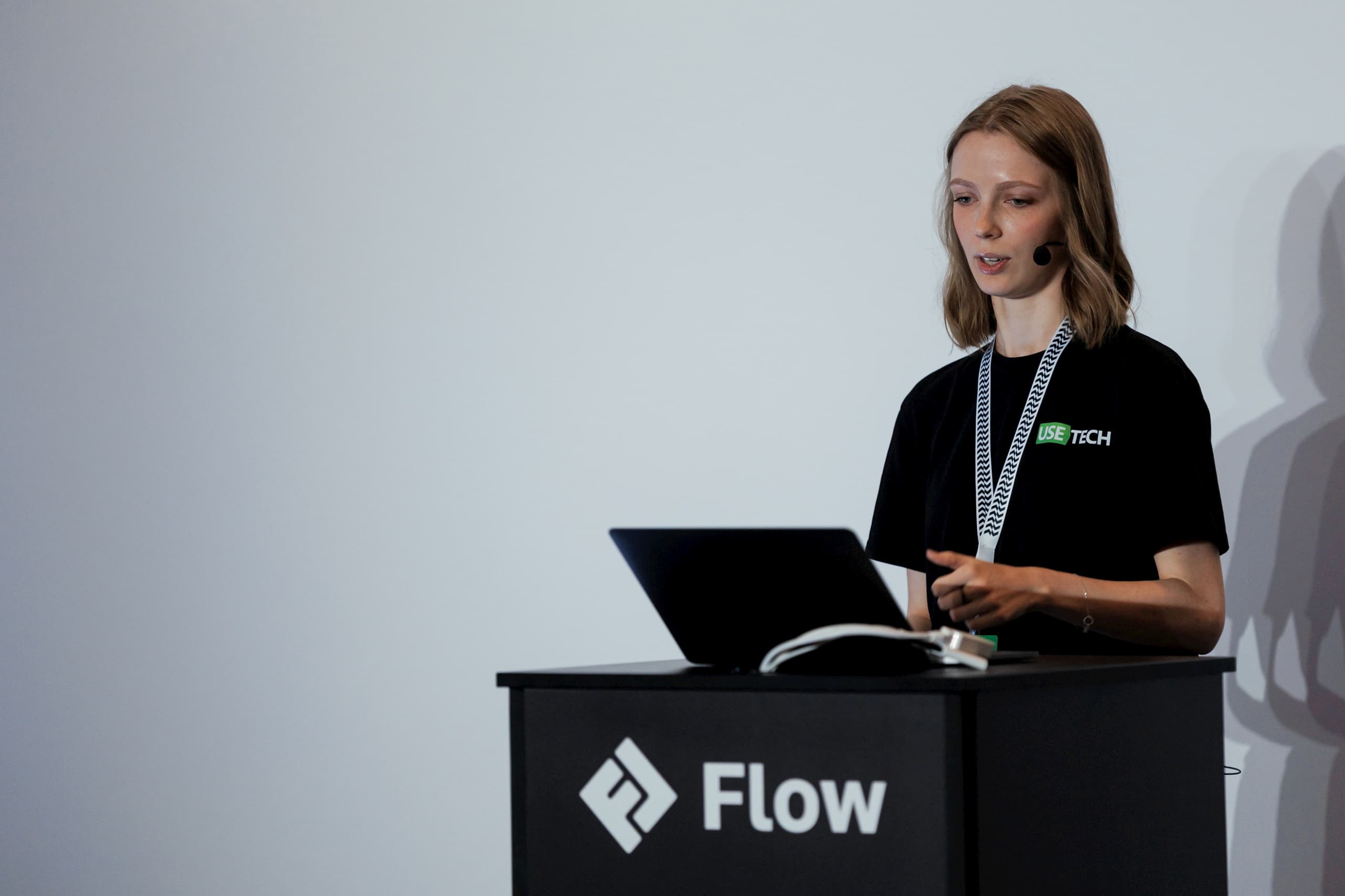 Спикер «Юзтех» выступает с докладом за стойкой Flow на конференции