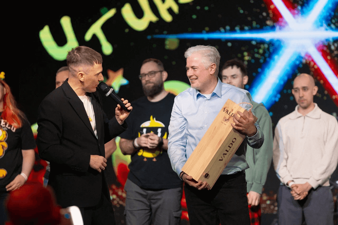 Сотрудники «Юзтех» на сцене во время праздничного награждения