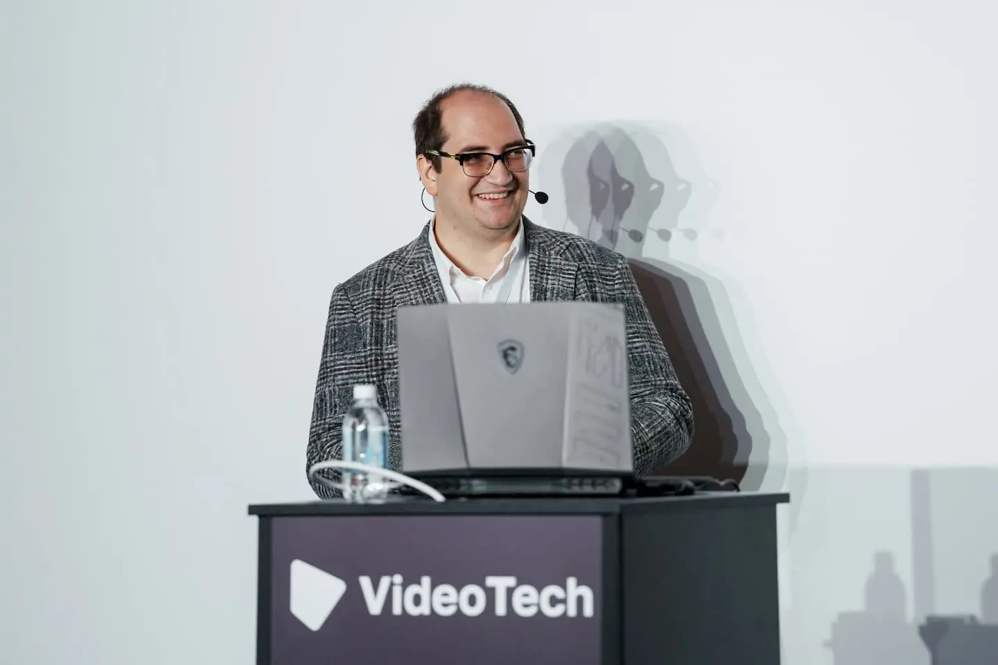 Спикер «Юзтех» у стойки VideoTech в рамках отраслевой конференции